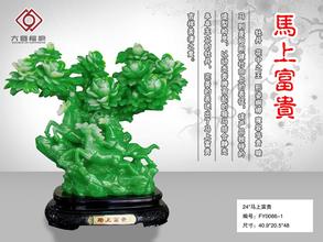 如何清除洗玻璃上的膠水怎么洗 手間里玻璃膠上長(zhǎng)得黑斑！